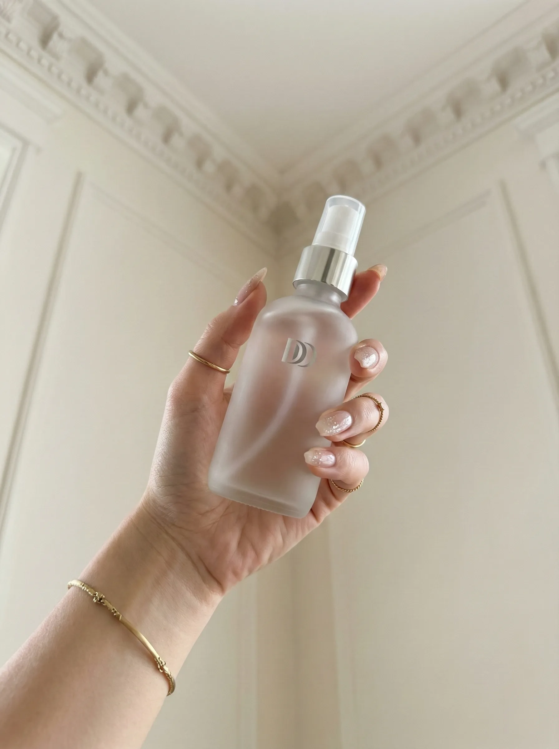 The 'Invisible' Coat Mist: Non-Staining Water-Based Deodorizer for White Dogs